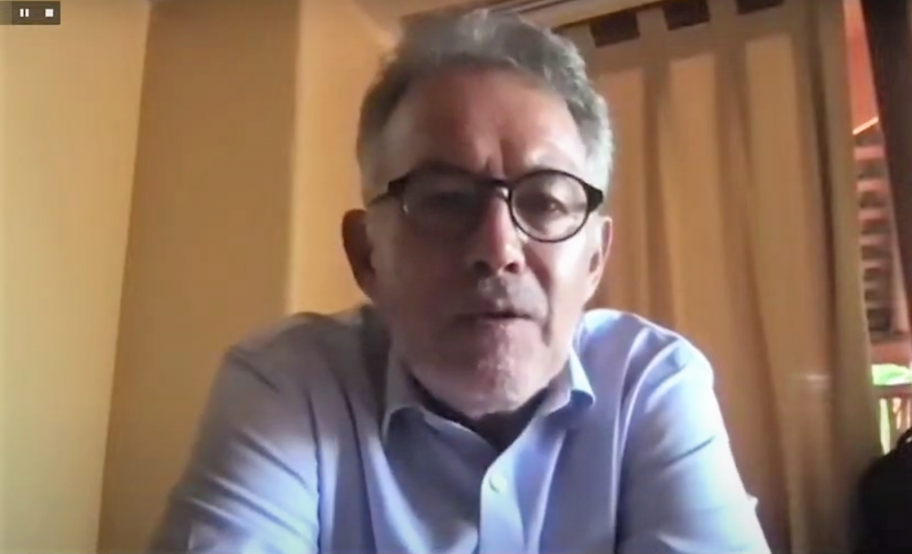 Doctor Mario Luis Fuentes Alcalá hablando durante diplomado en línea sobre trata de personas.