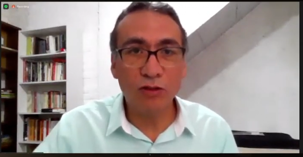 Académico hablando sobre revista Acta Sociológica de la UNAM.
