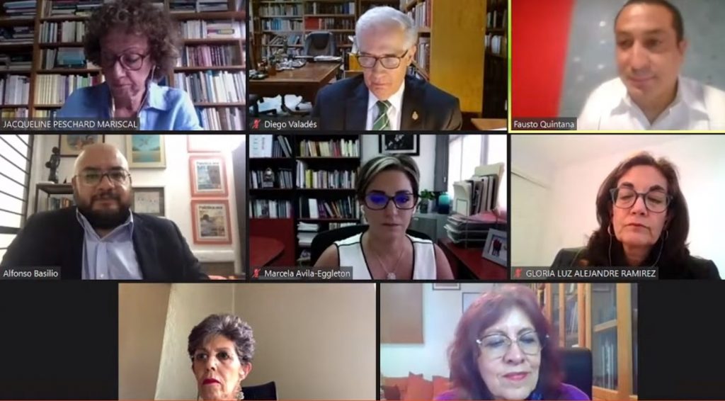 Acdémicos y políticos hablando sobre paridad de género en las elecciones.