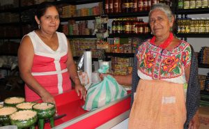 Dos mujeres indígenas en una tienda de abastos