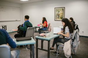 Estudiantes universitarios en salón de clase