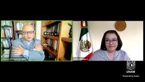 Captura de dos conferencistas en videollamada sobre relaciones internacionales de México y Europa