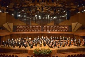 Orquesta Filarmónica de la UNAM tocando en la Sala Nezahualcóyotl.