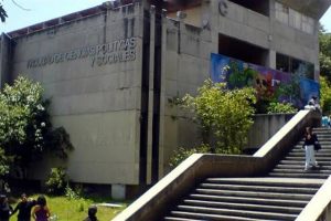 Fachada de la facultad de ciencias políticas y sociales