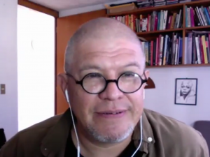 Captura de Rafael Moreno en conferencia sobre caricaturas políticas