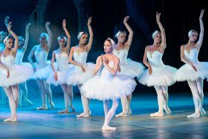 Bailarinas durante presentación del Lago de los Cisnes