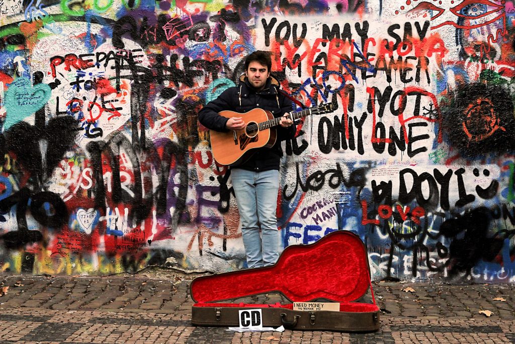 Músico tocando guitarra en la calle