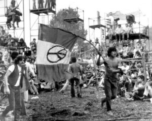 Foto en blanco y negro de jóvenes con bandera en Festival de Avándaro