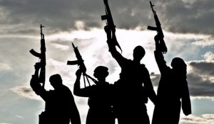 Siluetas de soldados con rifles.