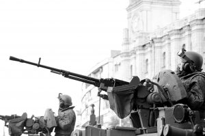 Solados sobre tanques en una ciudad