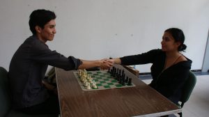 Los participantes se dieron un saludo cordial antes de cada ronda. Foto: Omar García.