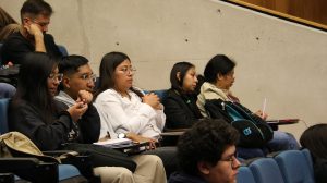 La comunidad de la Facultad se interesó en el tema. Foto: Angélica Martínez.