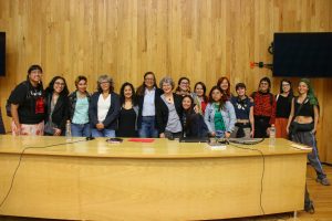 Doctora Marybel Soto Ramírez y asistentes a la conferencia: “Presentizar” a las mujeres una labor constante.
