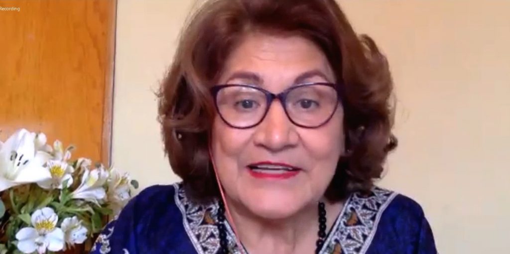 Captura de profesora hablando de enseñanza-aprendizaje
