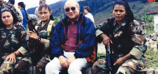 Embajador posando con mujeres militares en las montañas al hablar de dinámicas internacionales