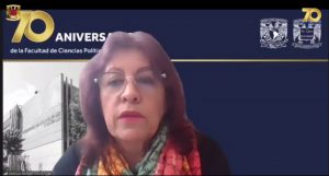 Captura de la directora de la facultad hablando de la importancia del pensamiento crítico