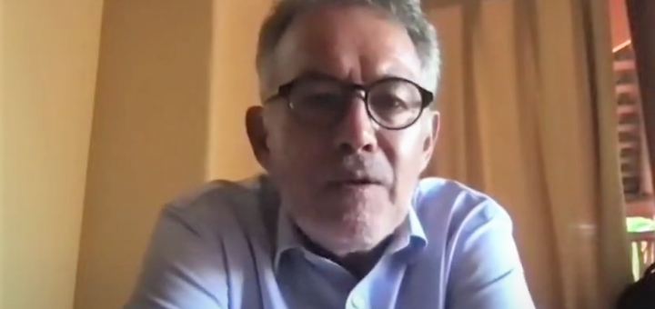 Doctor Mario Luis Fuentes Alcalá hablando durante diplomado en línea sobre trata de personas.