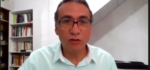 Académico hablando sobre revista Acta Sociológica de la UNAM