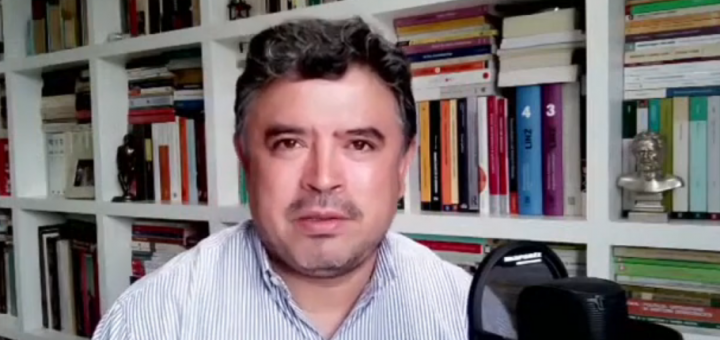 Doctor Fernando Barrientos en conferencia en línea sobre el sistema electoral.