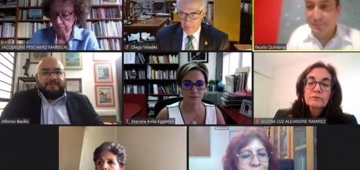 Acdémicos y políticos hablando sobre paridad de género en las elecciones.