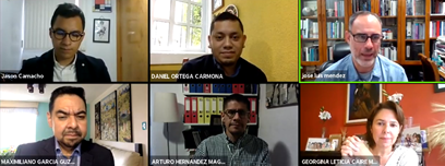 Académicos en conferencia sobre políticas públicas.