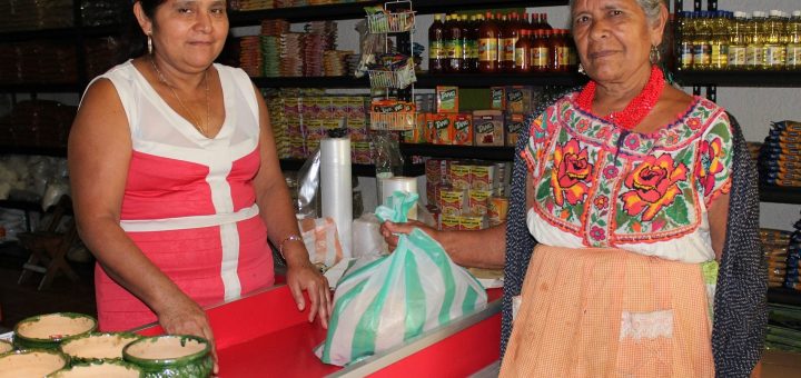 Dos mujeres indígenas en una tienda de abastos
