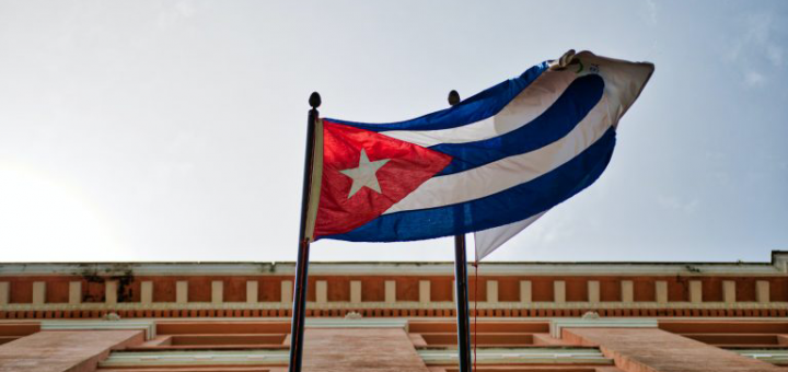 Bandera de Cuba enfrente de edificio de gobierno.