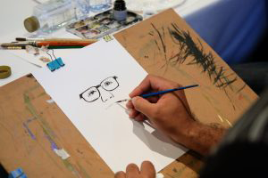 Artista dibujando una caricatura política.
