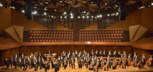 Orquesta Filarmónica de la UNAM tocando en la Sala Nezahualcóyotl.