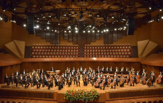Orquesta Filarmónica de la UNAM tocando en la Sala Nezahualcóyotl.