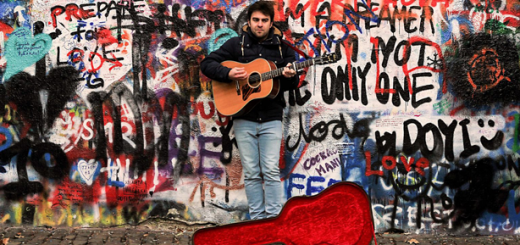 Músico tocando guitarra en la calle