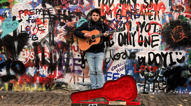 Músico tocando guitarra en la calle