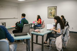 Estudiantes universitarios en salón de clase