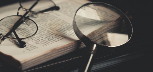 Lentes y lupa recargados sobre un libro