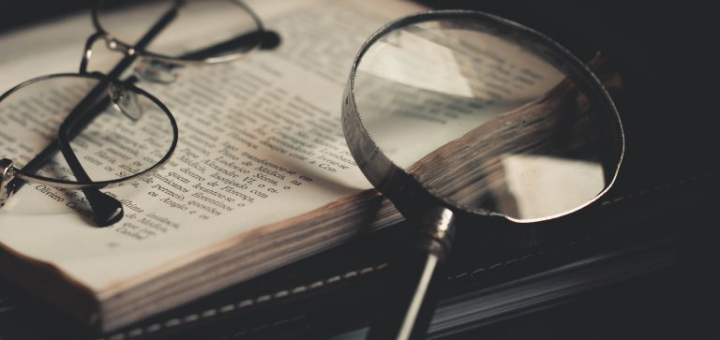 Lentes y lupa recargados sobre un libro