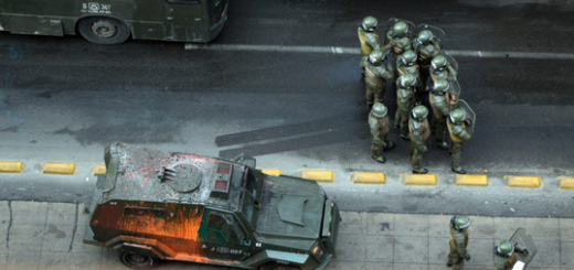 Vista aérea de auto militares y soldados.