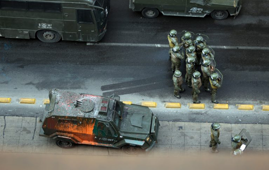 Vista aérea de auto militares y soldados.