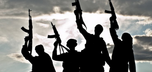 Siluetas de soldados con rifles.