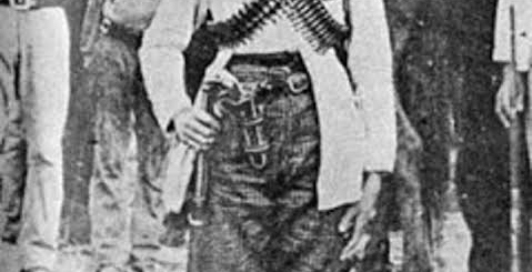 Retrato en blanco y negro de mujer soldado