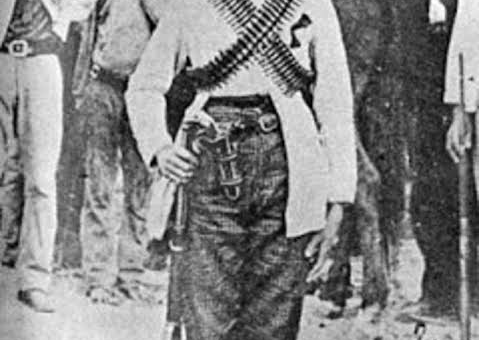 Retrato en blanco y negro de mujer soldado