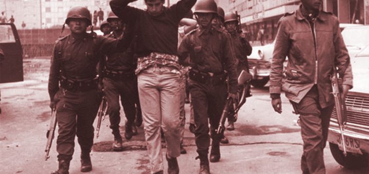 Soldados arrestando estudiantes.