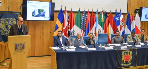 El doctor Alejandro Chanona Burguete, director de la Facultad de Ciencias Políticas y Sociales, presidió la ceremonia de bienvenida de los alumnos foráneos.